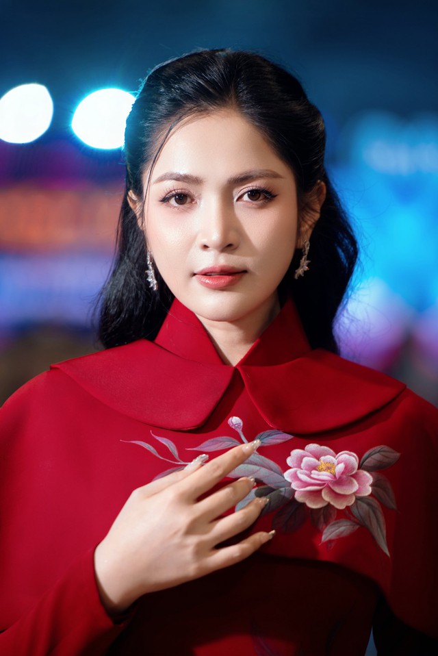 Hit 10 tỷ view đưa giáo viên thanh nhạc thành sao: Nhận bằng khen của Bộ Tư lệnh, là công dân tiêu biểu 2025- Ảnh 6. Hit 10 tỷ view đưa giáo viên thanh nhạc thành sao: Nhận bằng khen của Bộ Tư lệnh, là công dân tiêu biểu 2025- Ảnh 6.