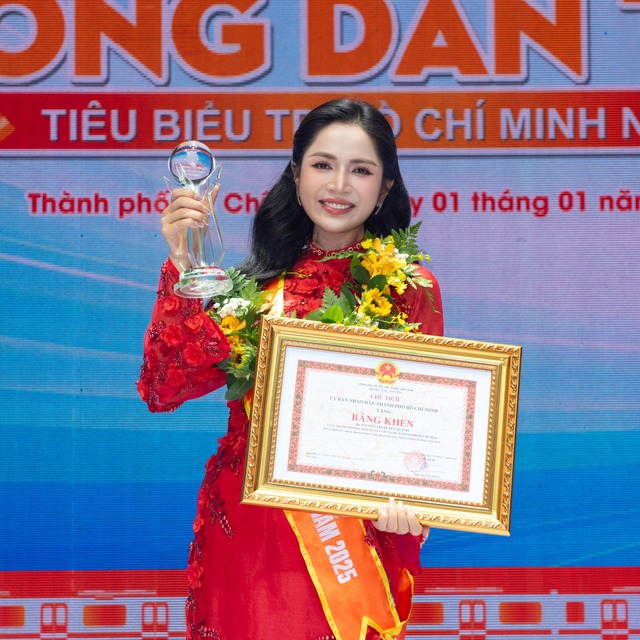 Hit 10 tỷ view đưa giáo viên thanh nhạc thành sao: Nhận bằng khen của Bộ Tư lệnh, là công dân tiêu biểu 2025- Ảnh 1. Hit 10 tỷ view đưa giáo viên thanh nhạc thành sao: Nhận bằng khen của Bộ Tư lệnh, là công dân tiêu biểu 2025- Ảnh 1.