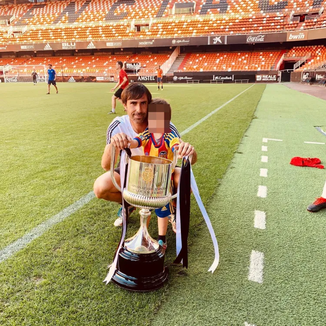 Tìm thấy thi thể HLV bóng đá nổi trên biển, hai cậu con trai vẫn mất tích sau thảm kịch chìm tàu du lịch- Ảnh 2. Tìm thấy thi thể HLV bóng đá nổi trên biển, hai cậu con trai vẫn mất tích sau thảm kịch chìm tàu du lịch- Ảnh 2.