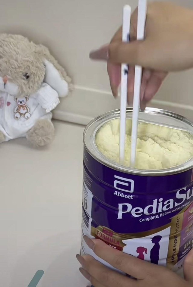 Hình ảnh gây ức chế mà chỉ các mẹ bỉm hiểu: Mỗi lần khui lon sữa mới không khác gì "đi tìm Nemo"- Ảnh 1.