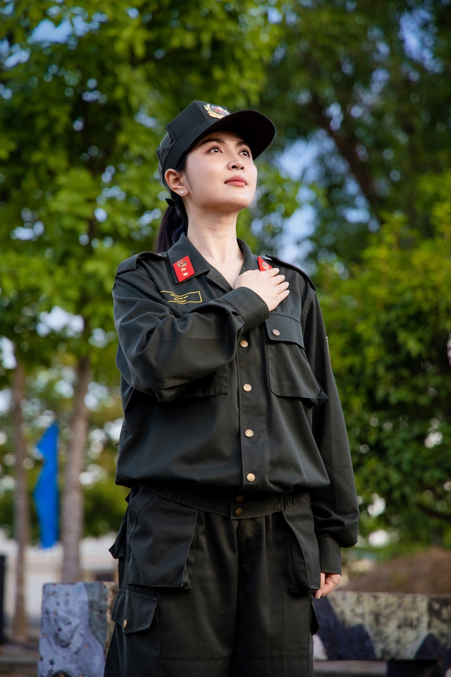 Hit 10 tỷ view đưa giáo viên thanh nhạc thành sao: Nhận bằng khen của Bộ Tư lệnh, là công dân tiêu biểu 2025- Ảnh 5. Hit 10 tỷ view đưa giáo viên thanh nhạc thành sao: Nhận bằng khen của Bộ Tư lệnh, là công dân tiêu biểu 2025- Ảnh 5.