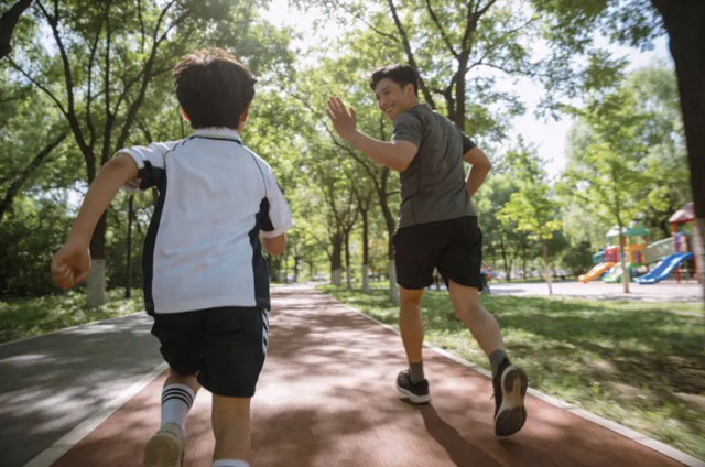 Nuôi dạy con trai: Có những việc mẹ nên lười, để đấy cho bố tụi nhỏ làm- Ảnh 2. Nuôi dạy con trai: Có những việc mẹ nên lười, để đấy cho bố tụi nhỏ làm- Ảnh 2.