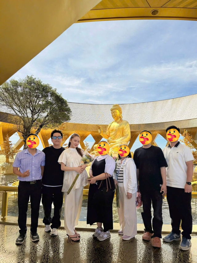 Bắt gặp Nhã Phương cận ngày lâm bồn, thái độ khi khán giả xin chụp ảnh như thế nào?- Ảnh 4. Bắt gặp Nhã Phương cận ngày lâm bồn, thái độ khi khán giả xin chụp ảnh như thế nào?- Ảnh 4.