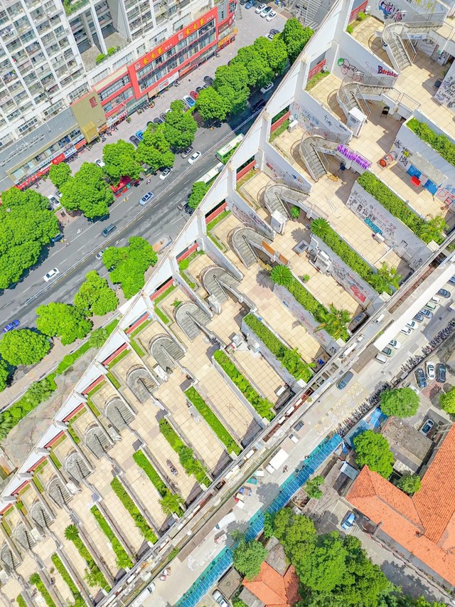 Tòa nhà 25 tầng khiến 1,4 tỷ dân Trung Quốc "lú luôn"- Ảnh 2.