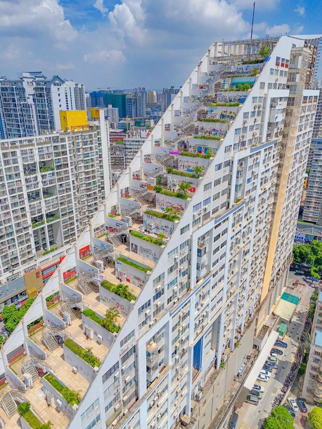 Tòa nhà 25 tầng khiến 1,4 tỷ dân Trung Quốc "lú luôn"- Ảnh 1.