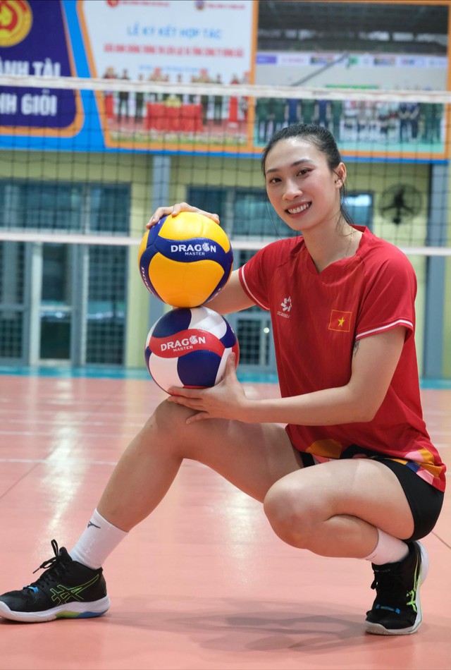 “Đóa hồng” làng bóng chuyền chuẩn bị lên xe hoa cùng ngôi sao điền kinh Quách Công Lịch là ai?- Ảnh 2.