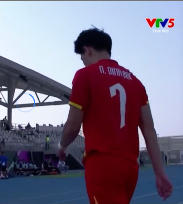 Viral khoảnh khắc hotboy Đình Bắc ăn táo cực thư giãn khi U23 Việt Nam thắng dễ U23 Jordan- Ảnh 6.