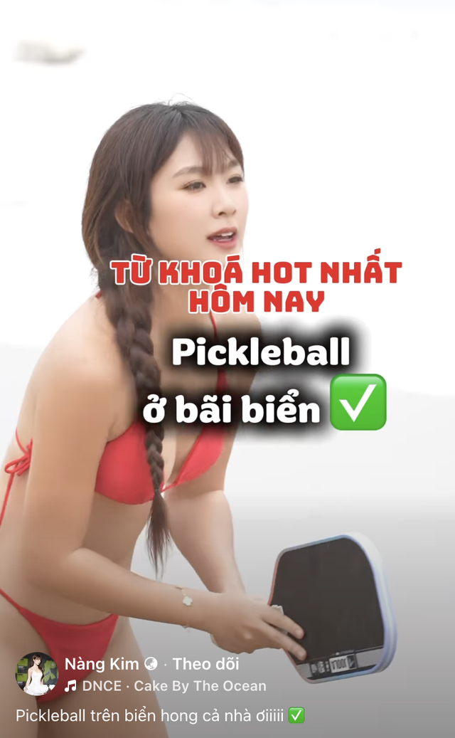 Em Kim "vén váy" lại gây tranh cãi dữ dội khi diện bikini chơi pickleball- Ảnh 1.