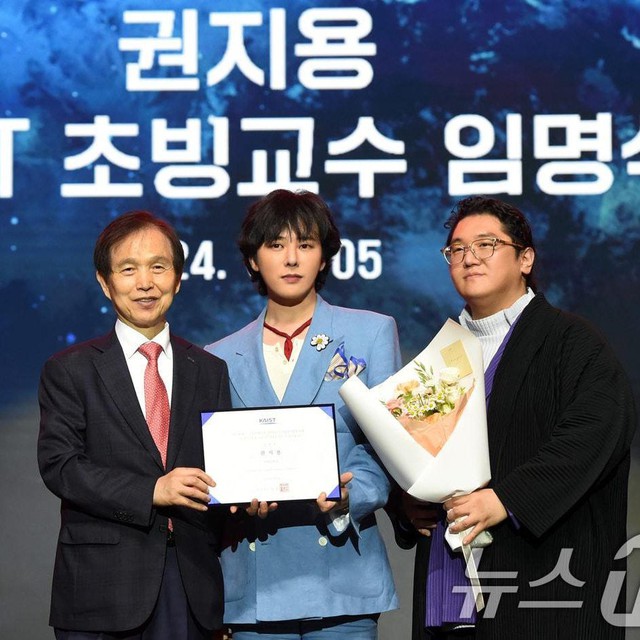 Hôn má giáo sư cơ khí mạnh nhất lịch sử, cô gái bị "ném đá" cả đội vệ sĩ phải hộ tống về nhà- Ảnh 4. Hôn má giáo sư cơ khí mạnh nhất lịch sử, cô gái bị "ném đá" cả đội vệ sĩ phải hộ tống về nhà- Ảnh 4.