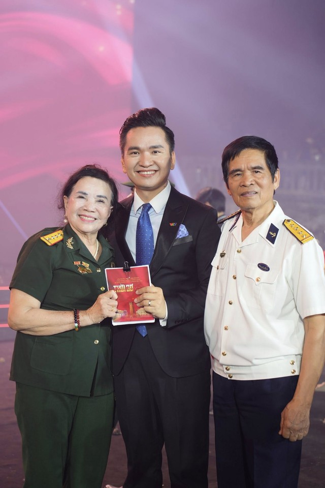 MC nổi tiếng bị ung thư máu: “Mỗi lần mẹ gọi, tôi không biết đó có phải cuộc gọi cuối cùng không…”- Ảnh 3. MC nổi tiếng bị ung thư máu: “Mỗi lần mẹ gọi, tôi không biết đó có phải cuộc gọi cuối cùng không…”- Ảnh 3.