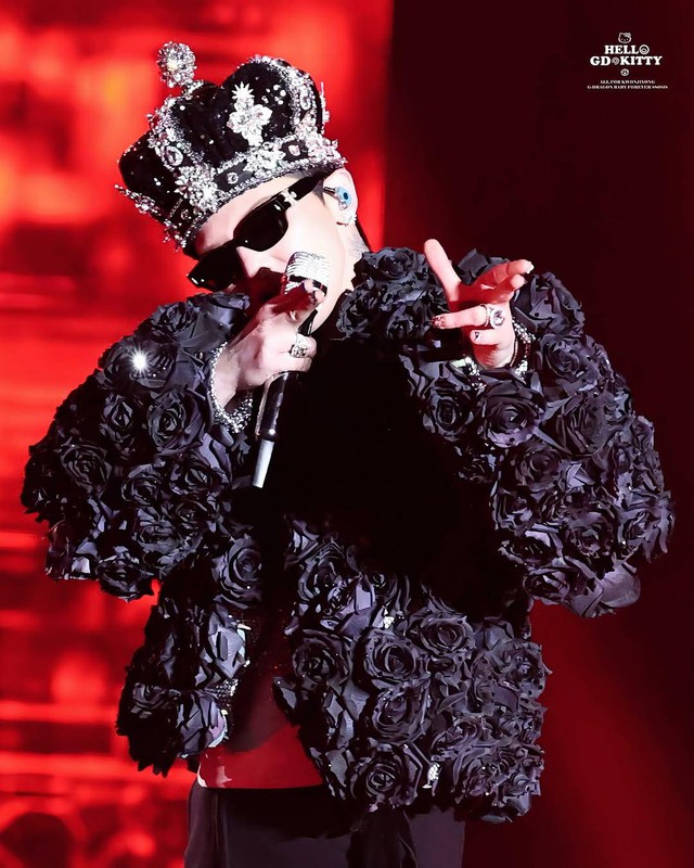 Hôn má giáo sư cơ khí mạnh nhất lịch sử, cô gái bị "ném đá" cả đội vệ sĩ phải hộ tống về nhà- Ảnh 3. Hôn má giáo sư cơ khí mạnh nhất lịch sử, cô gái bị "ném đá" cả đội vệ sĩ phải hộ tống về nhà- Ảnh 3.