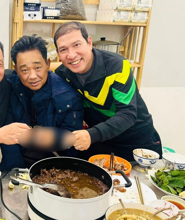 Đây rồi hình ảnh mới nhất của "Ngọc Hoàng" Quốc Khánh, ngồi ăn lẩu cùng Táo Kinh Tế giữa giá rét Hà Nội- Ảnh 2.