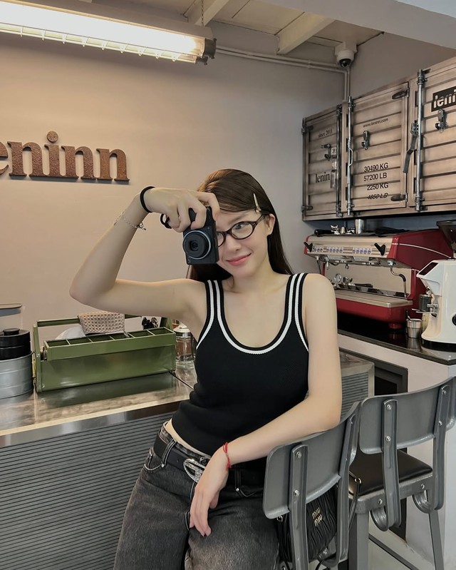 Góc nghiêng suýt nhầm thành Lưu Diệc Phi của vợ Quân AP: "Mũi này là thật hả?- Ảnh 15. Góc nghiêng suýt nhầm thành Lưu Diệc Phi của vợ Quân AP: "Mũi này là thật hả?- Ảnh 15.