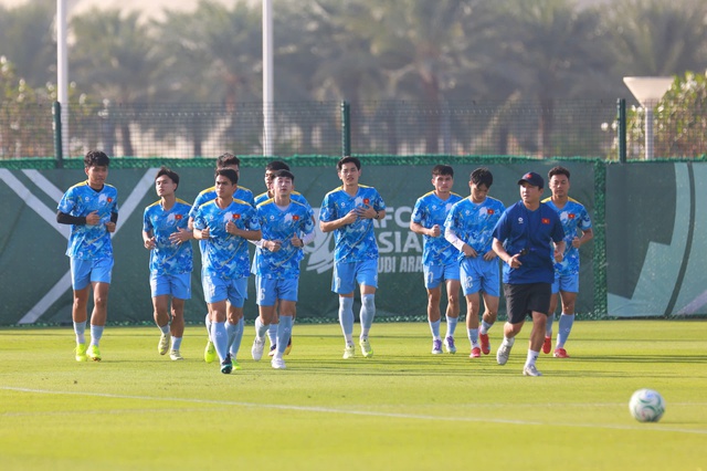 HLV Kim Sang-sik nói về hình ảnh ăn táo viral khắp cõi mạng của Đình Bắc: "Tôi không biết cậu ấy đói hay sao..."- Ảnh 4.