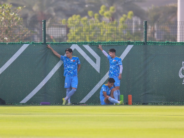 HLV Kim Sang-sik nói về hình ảnh ăn táo viral khắp cõi mạng của Đình Bắc: "Tôi không biết cậu ấy đói hay sao..."- Ảnh 5.