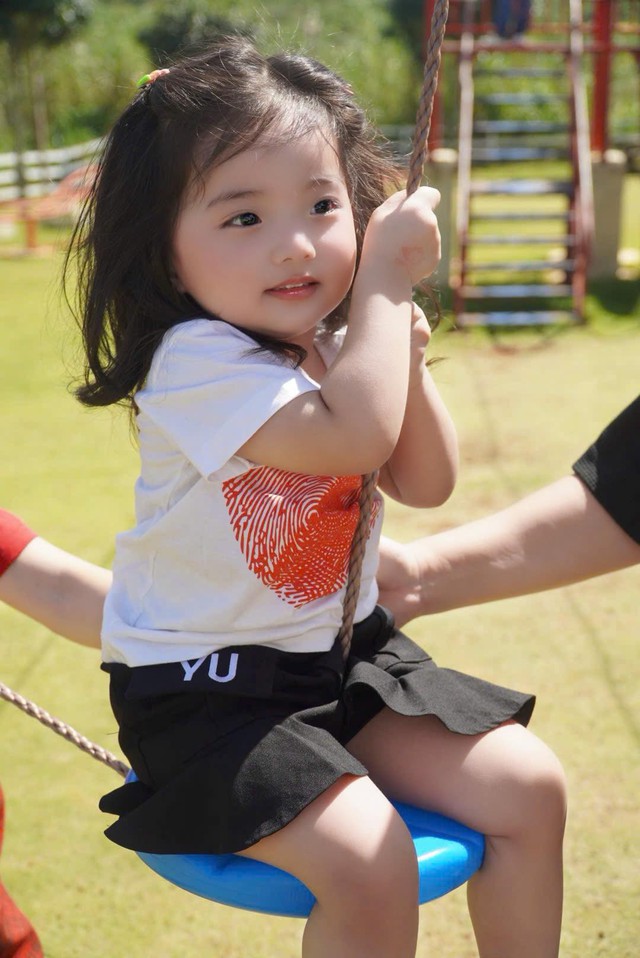 Lisa nhà Khánh Thi - Phan Hiển xinh yêu như búp bê sống, chiếm hết spotlight của bố mẹ kiện tướng dancesport- Ảnh 4.