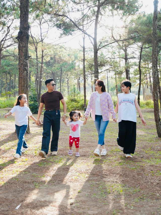 Lisa nhà Khánh Thi - Phan Hiển xinh yêu như búp bê sống, chiếm hết spotlight của bố mẹ kiện tướng dancesport- Ảnh 5.