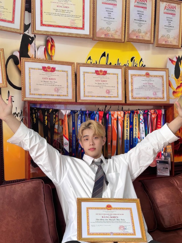 "Cực phẩm" tuyển võ Việt Nam gây bão với visual chuẩn nam thần, nhìn sang loạt bằng khen, huy chương mới thực sự "choáng"!- Ảnh 3.