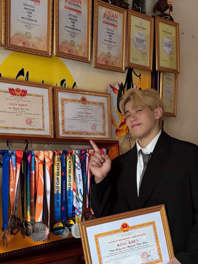 "Cực phẩm" tuyển võ Việt Nam gây bão với visual chuẩn nam thần, nhìn sang loạt bằng khen, huy chương mới thực sự "choáng"!- Ảnh 1.