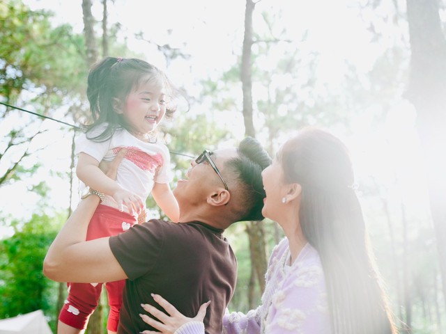 Lisa nhà Khánh Thi - Phan Hiển xinh yêu như búp bê sống, chiếm hết spotlight của bố mẹ kiện tướng dancesport- Ảnh 1.