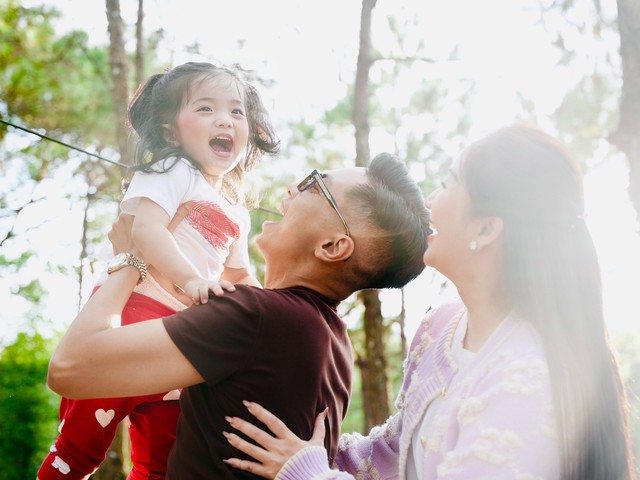 Lisa nhà Khánh Thi - Phan Hiển xinh yêu như búp bê sống, chiếm hết spotlight của bố mẹ kiện tướng dancesport- Ảnh 3.