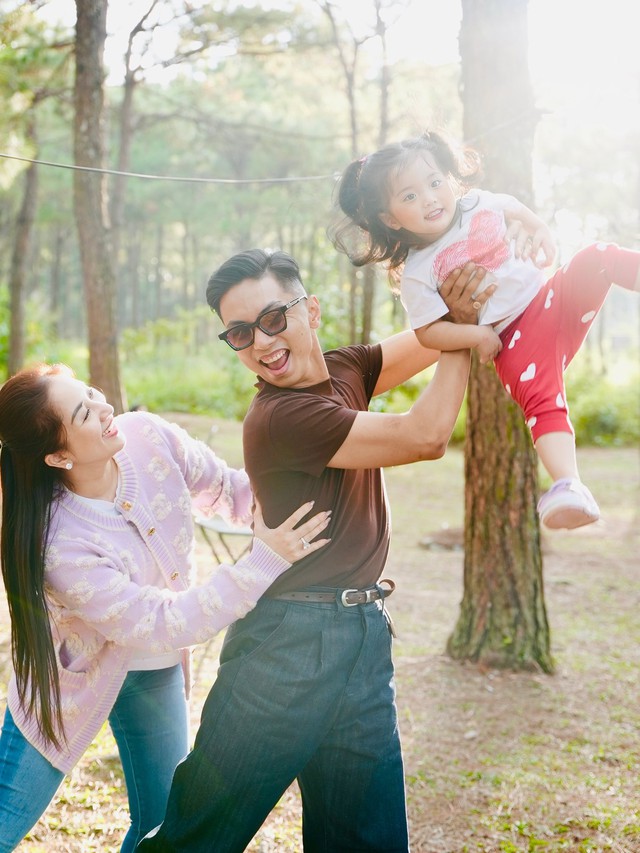 Lisa nhà Khánh Thi - Phan Hiển xinh yêu như búp bê sống, chiếm hết spotlight của bố mẹ kiện tướng dancesport- Ảnh 2.