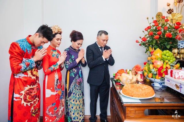 Hiếm có mẹ vợ nào như phu nhân Chủ tịch CLB Sài Gòn: Tự tay đi giày cho con rể Duy Mạnh gây xúc động- Ảnh 1.