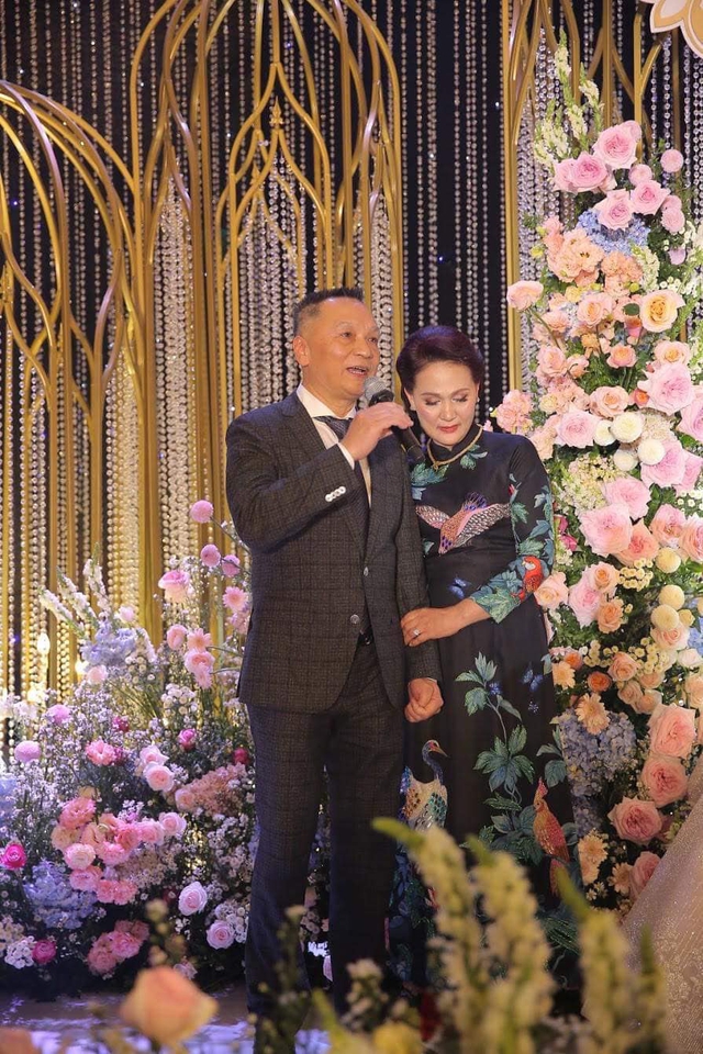 Hiếm có mẹ vợ nào như phu nhân Chủ tịch CLB Sài Gòn: Tự tay đi giày cho con rể Duy Mạnh gây xúc động- Ảnh 4.