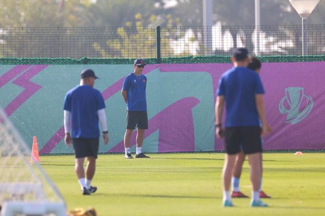 HLV Kim Sang-sik nói về hình ảnh ăn táo viral khắp cõi mạng của Đình Bắc: "Tôi không biết cậu ấy đói hay sao..."- Ảnh 3.