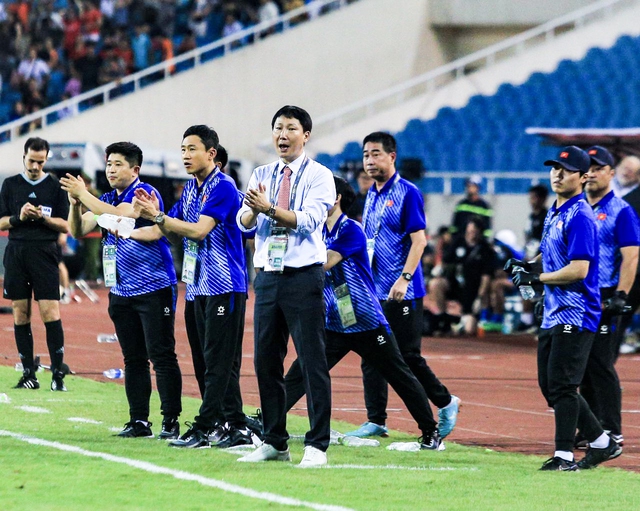 Sự trùng hợp đến khó tin: Ông Park Hang-seo đối đầu ông Troussier, cầu thủ bị nhận thẻ đỏ nay là HLV tuyển Việt Nam- Ảnh 4.