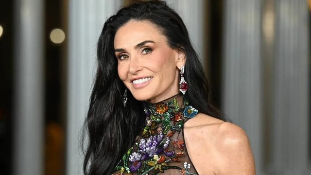 Demi Moore gây "bão" với loạt ảnh tập tạ: Nhìn vóc dáng săn chắc đáng kinh ngạc khó tin của người U70- Ảnh 1.