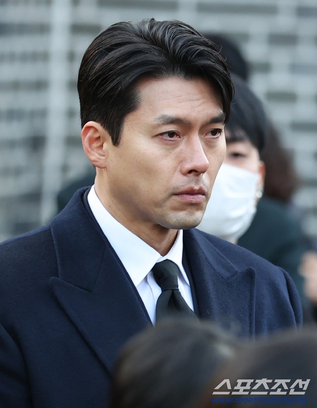Hyun Bin tiều tụy, cố nén nước mắt trong ngày đưa tiễn "tài tử quốc dân"- Ảnh 5.