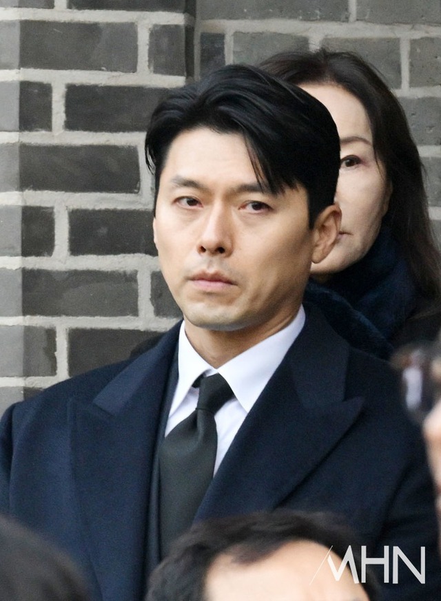 Hyun Bin tiều tụy, cố nén nước mắt trong ngày đưa tiễn "tài tử quốc dân"- Ảnh 4.