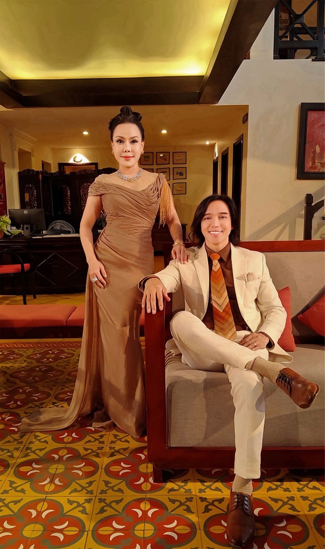 Việt Hương livestream để lộ hình ảnh lạ- Ảnh 3.