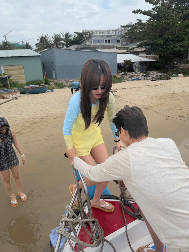 Cặp chị - em hẹn hò mà cả showbiz Việt đều biết: Bị hội bạn khui sạch hint, lộ cả chuyện ra mắt gia đình- Ảnh 1. Cặp chị - em hẹn hò mà cả showbiz Việt đều biết: Bị hội bạn khui sạch hint, lộ cả chuyện ra mắt gia đình- Ảnh 1.