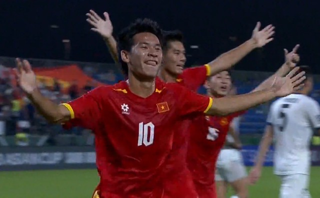 Nụ hôn phép màu lên bóng của Đình Bắc- Ảnh 2.