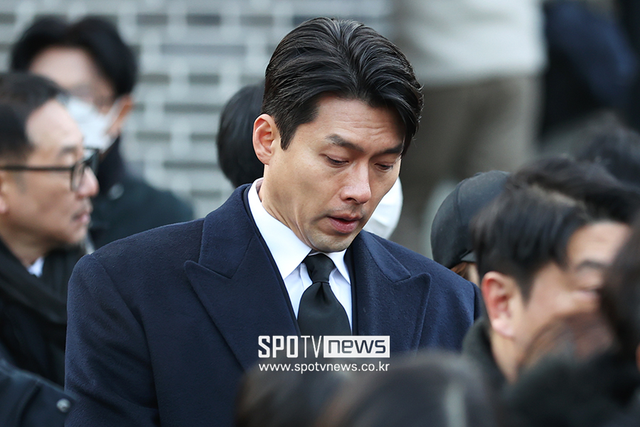 Hyun Bin tiều tụy, cố nén nước mắt trong ngày đưa tiễn "tài tử quốc dân"- Ảnh 2.