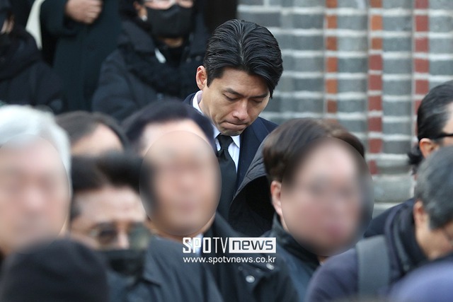 Hyun Bin tiều tụy, cố nén nước mắt trong ngày đưa tiễn "tài tử quốc dân"- Ảnh 1.
