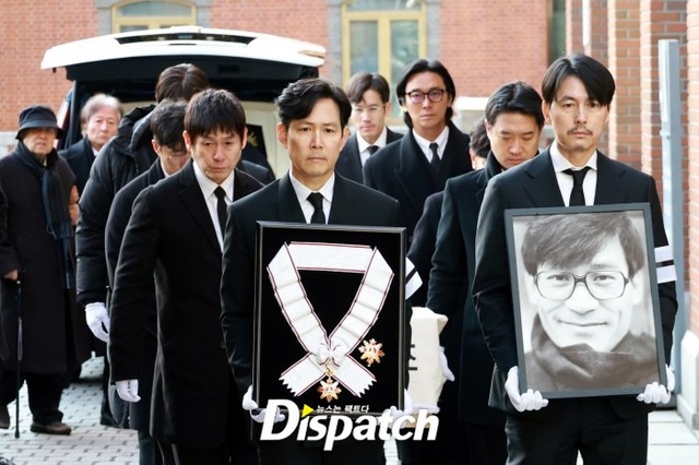 Hyun Bin tiều tụy, cố nén nước mắt trong ngày đưa tiễn "tài tử quốc dân"- Ảnh 8.