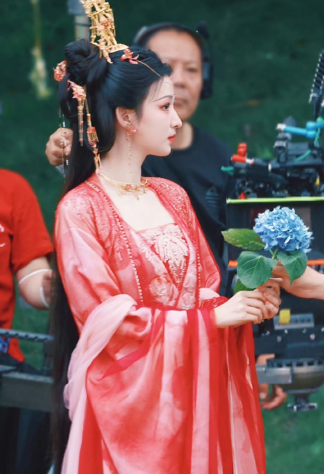 Trăm sung ngàn sướng khi phim Trung Quốc này chiếu: Nữ chính là kiệt tác tạo hóa, ngắm rồi đi ngủ vẫn cười- Ảnh 2.