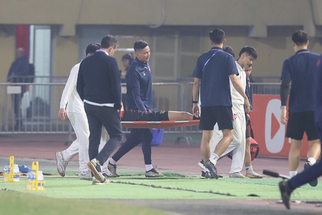 Văn Hậu chấn thương phải rời sân bằng cáng- Ảnh 5.