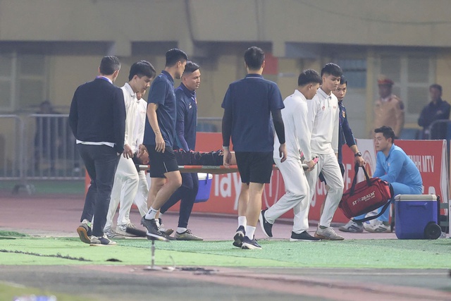 Văn Hậu chấn thương phải rời sân bằng cáng- Ảnh 6.