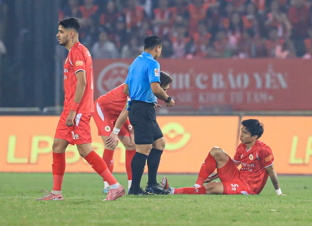 Văn Hậu chấn thương phải rời sân bằng cáng- Ảnh 2.