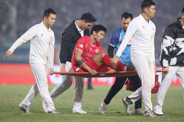 Văn Hậu chấn thương phải rời sân bằng cáng- Ảnh 3.