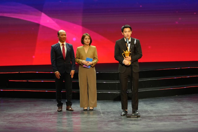 Đình Bắc gặp chuyện "dở khóc dở cười", diện vest bảnh bao đi nhận giải vẫn bị bảo vệ chặn cửa hỏi vé mời- Ảnh 2. Đình Bắc gặp chuyện "dở khóc dở cười", diện vest bảnh bao đi nhận giải vẫn bị bảo vệ chặn cửa hỏi vé mời- Ảnh 2.