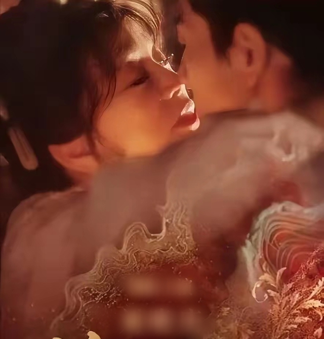 Làn sóng tẩy chay 1 cặp đôi bất ngờ dâng cao: Nhà gái hơn nhà trai 30 tuổi, nhìn kiểu gì cũng giống mẹ con- Ảnh 1.