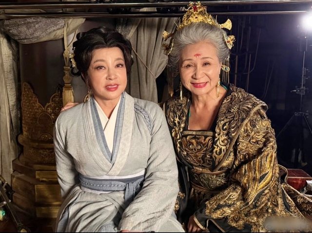 Làn sóng tẩy chay 1 cặp đôi bất ngờ dâng cao: Nhà gái hơn nhà trai 30 tuổi, nhìn kiểu gì cũng giống mẹ con- Ảnh 2.