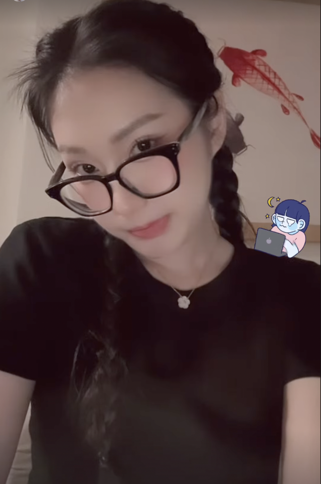 Tiểu thư Doãn Hải My khoe đi học Thạc sĩ Luật, Văn Hậu  nhiệt tình ủng hộ vợ thành "hot mom tri thức"- Ảnh 1.