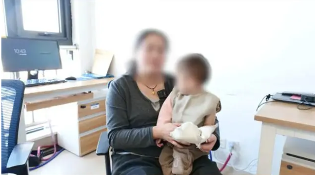 Bé gái 1 tuổi bị thỏ cắn đứt ngón tay khi cho ăn- Ảnh 1.