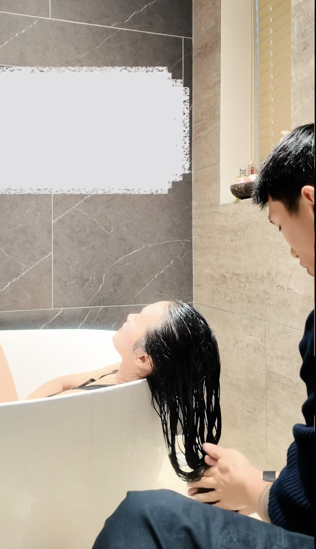 Đoàn Văn Hậu lần làm một chuyện cho Doãn Hải My, khoảnh khắc vô tình hé lộ cuộc sống hôn nhân- Ảnh 1. Đoàn Văn Hậu lần làm một chuyện cho Doãn Hải My, khoảnh khắc vô tình hé lộ cuộc sống hôn nhân- Ảnh 1.